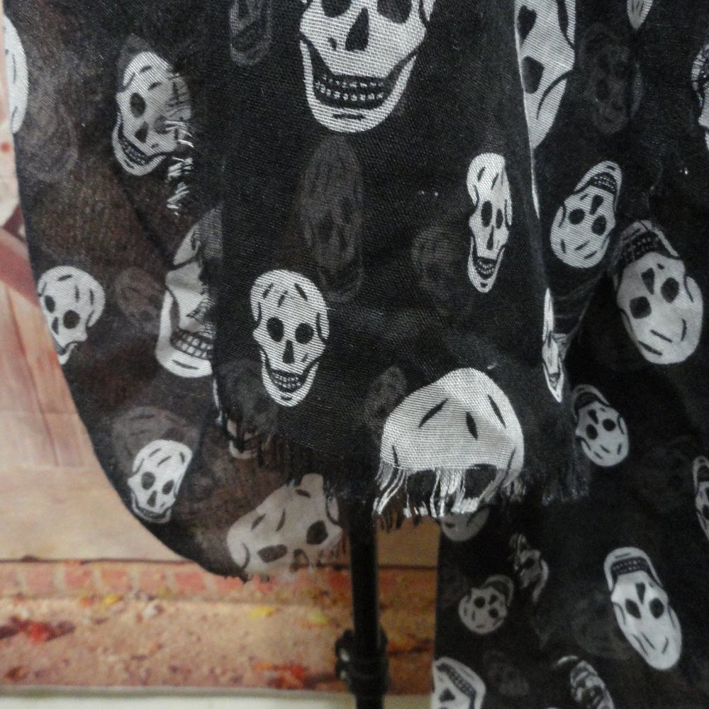 happy skulls long light weight black & white scarf~EUC~detailed skulls - Picture 3 of 3